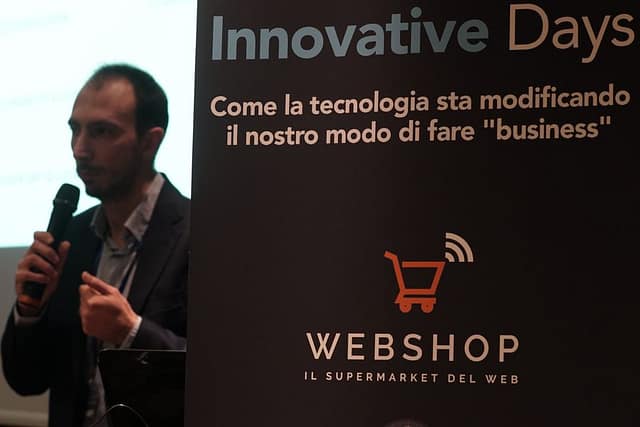 Roberto Ettorre e in primo piano il manifesto di Innovative Days
