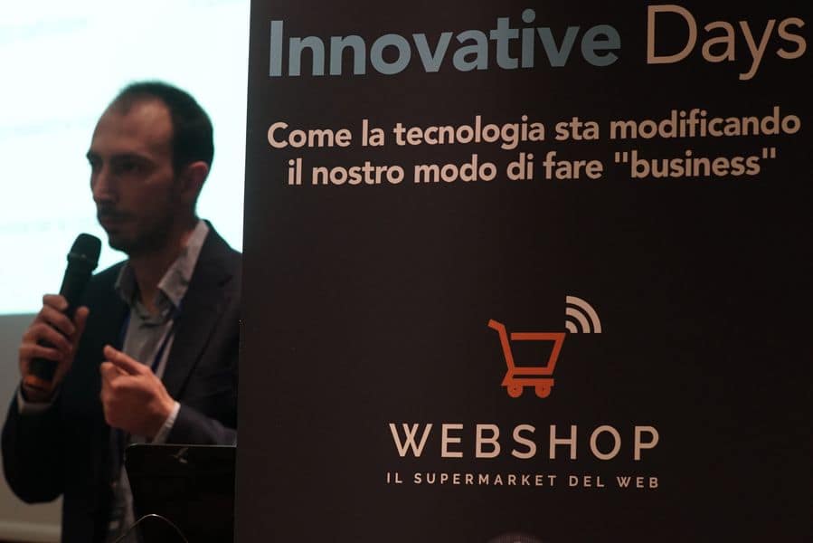 Roberto Ettorre e in primo piano il manifesto di Innovative Days